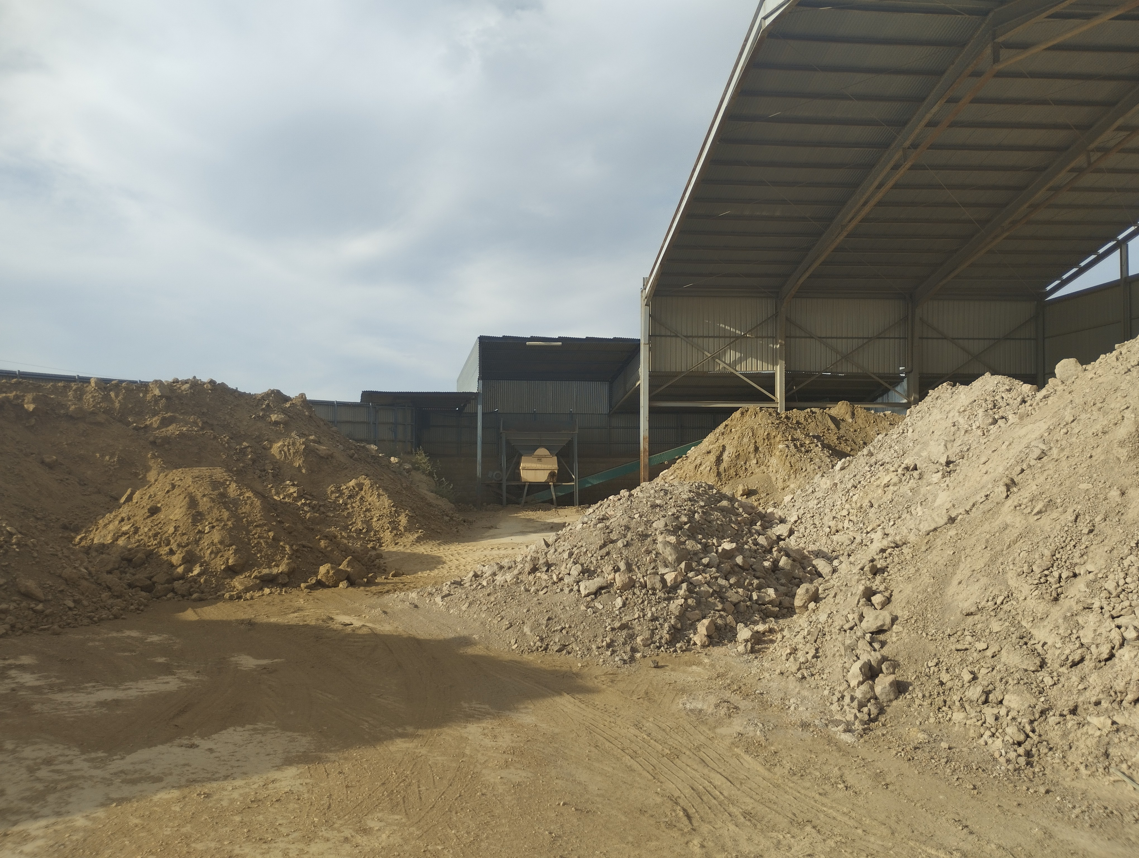 Área de materia prima y almacenamiento de arcilla